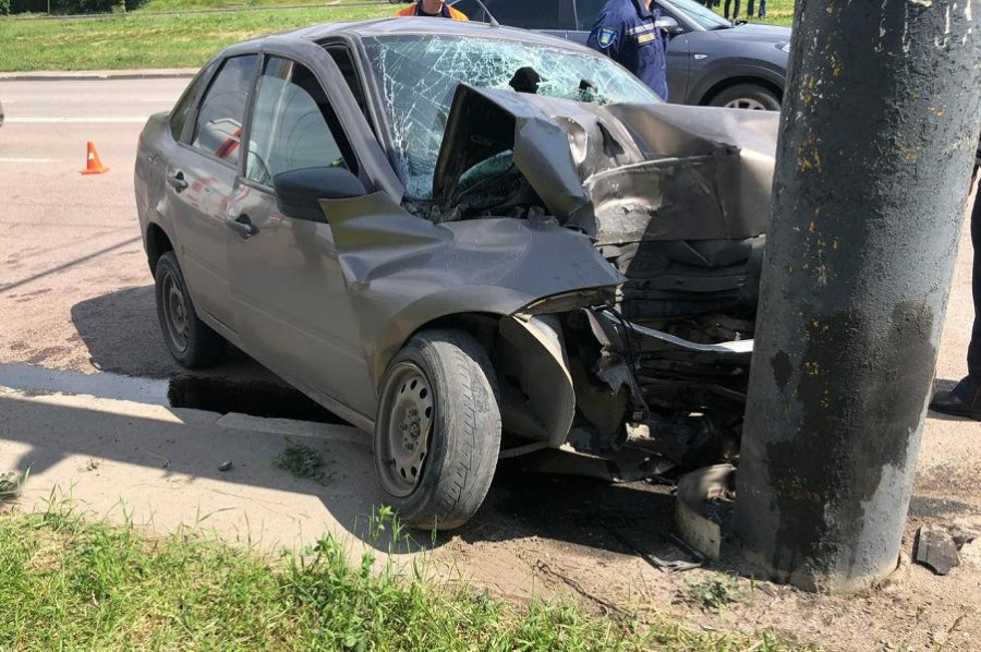 В Тамбове на улице Мичуринской водитель "Гранты" врезался в столб