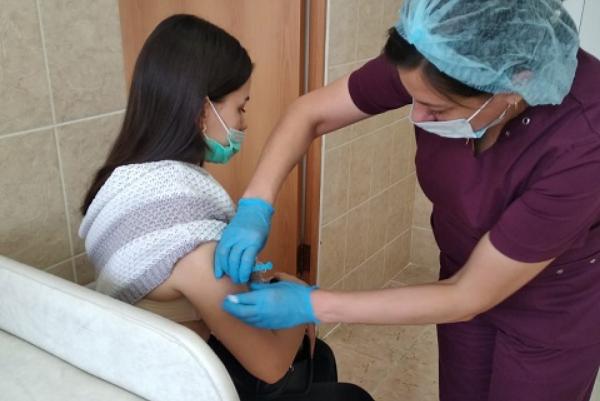 В тамбовской поликлинике приступили к вакцинации подростков от коронавируса