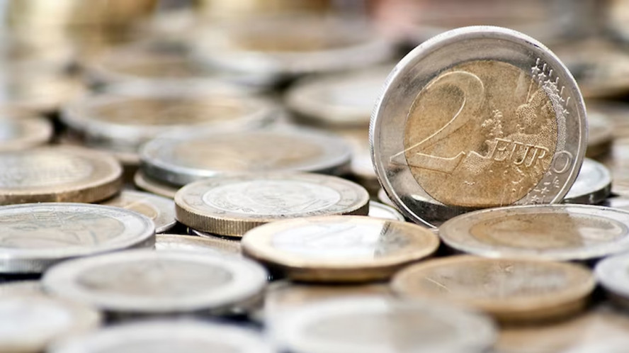 Впервые с начала июня курс евро превысил 102 рубля
