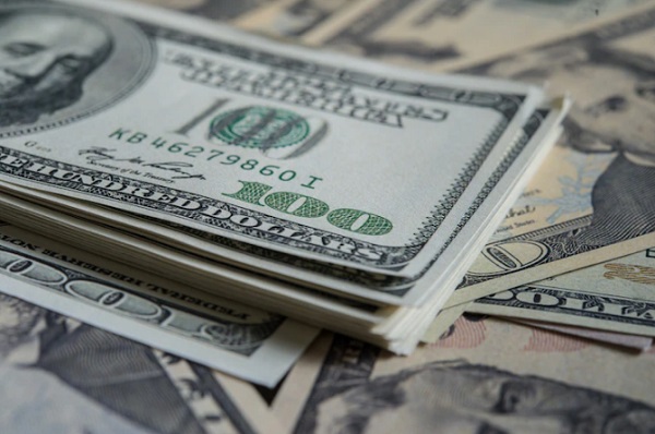 Доллар опустился до 55,44 рубля впервые с 2015 года