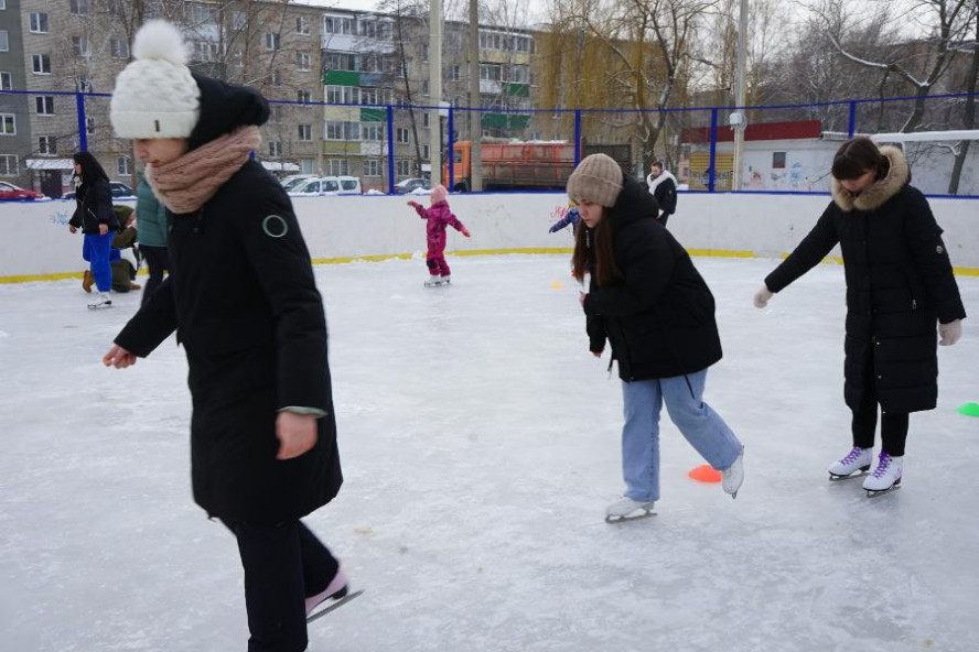 На ледовой площадке в Тамбове провели уроки катания на коньках