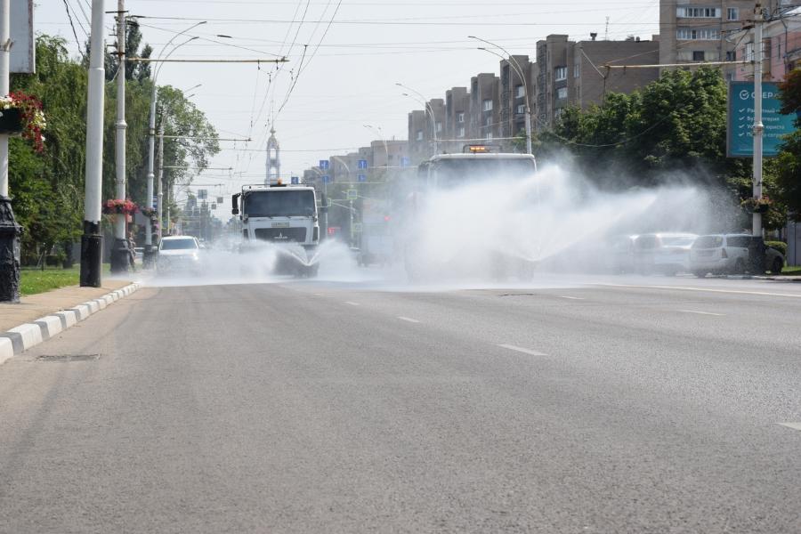 Улицы Тамбова продолжают поливать водой в жару