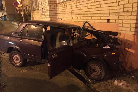 В Тамбове водитель "семёрки" врезался в многоэтажный дом