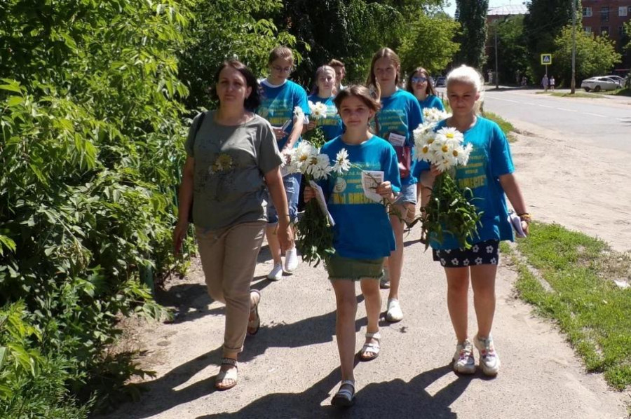 В День семьи жителям Котовка на центральных улицах города дарили ромашки