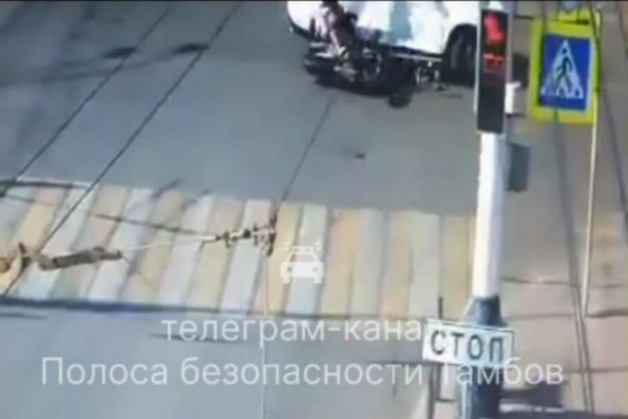 В центре Тамбова произошло ДТП с участием мотоцикла и иномарки: есть пострадавший