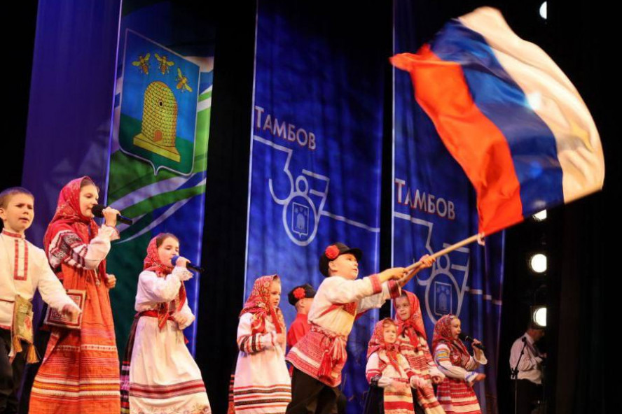 В Тамбове чествуют учителей и врачей по случаю Дня России