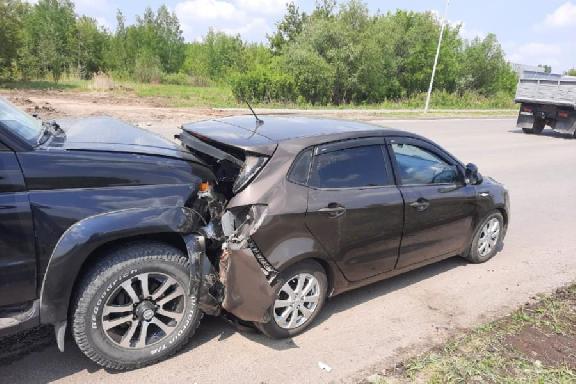 В Тамбове "УАЗ Patriot" врезался в припаркованный "Kia Rio": есть пострадавшие