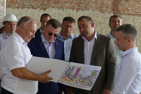 Александр Никитин посетил стройплощадку новой экотехношколы в Котовске