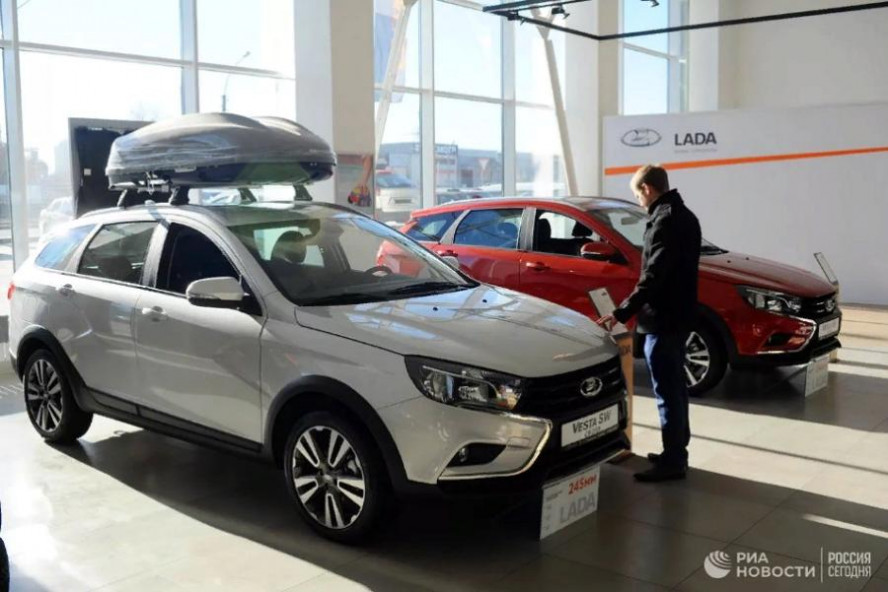 Продажи "АвтоВАЗа" в октябре упали на 25 процентов