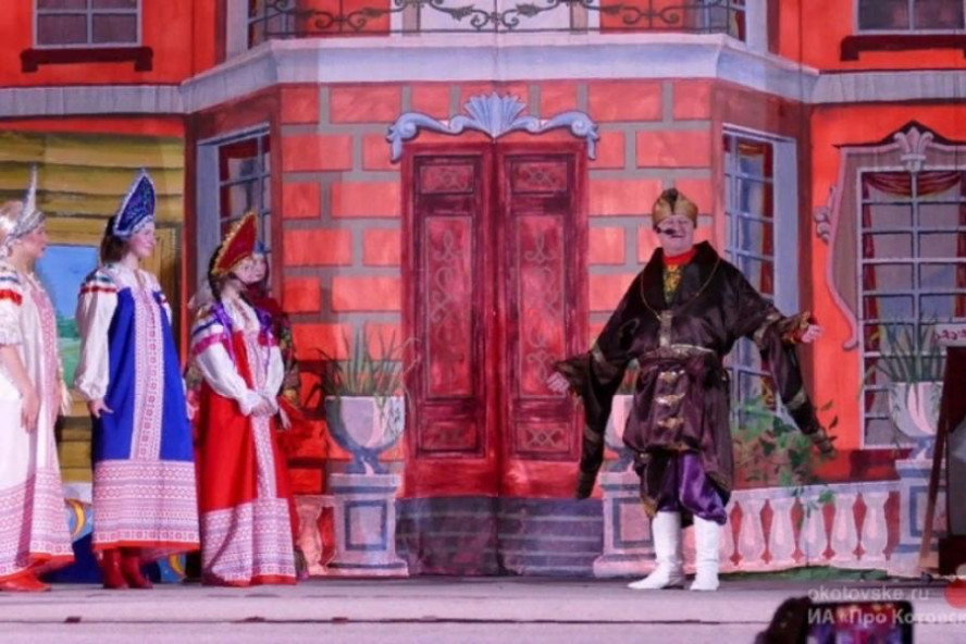 Глава Котовска сыграл в детском спектакле "Аленький цветочек"