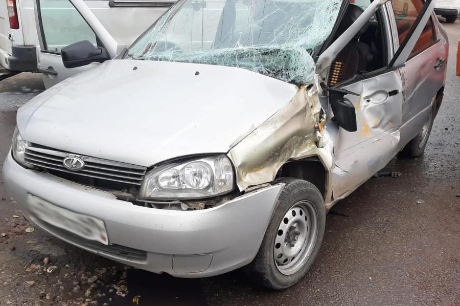 На юге Тамбова водитель грузовика протаранил "Калину": двое в больнице