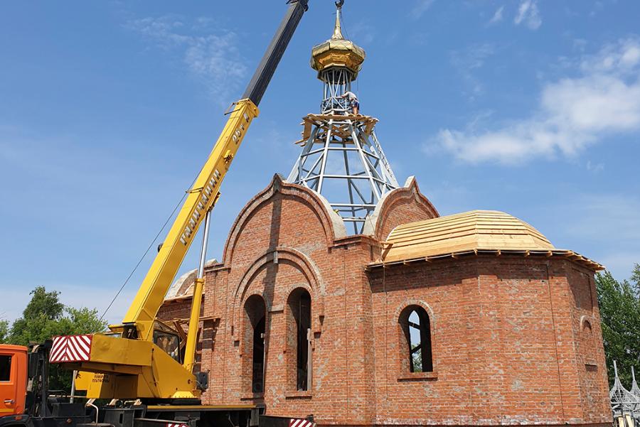 На строящийся храм в Пичаевском районе установили купол