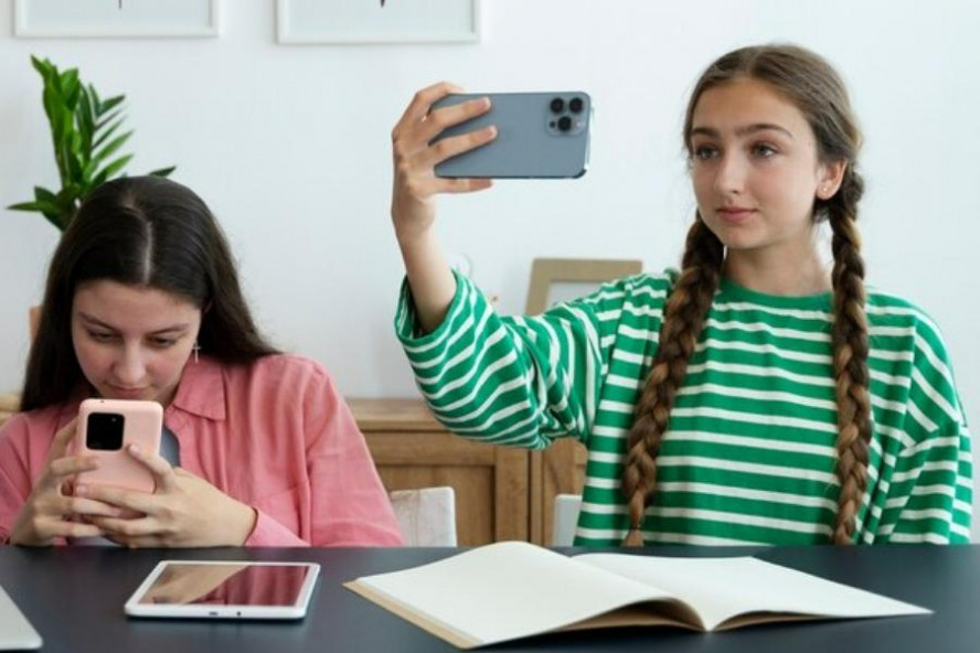 Владимир Путин подписал закон об ограничении использования мобильных телефонов в школах