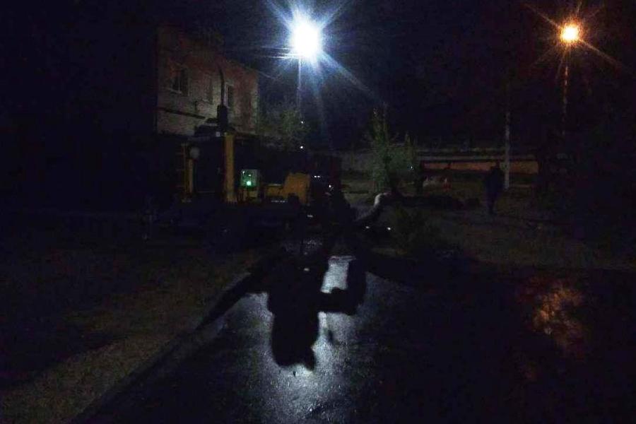 На улице Дегтярёва в Тамбове устраняют засор на канализационном коллекторе