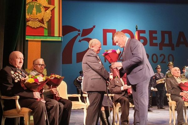 В Тамбове ветеранам вручили медали "75 лет Победы в Великой Отечественной войне"