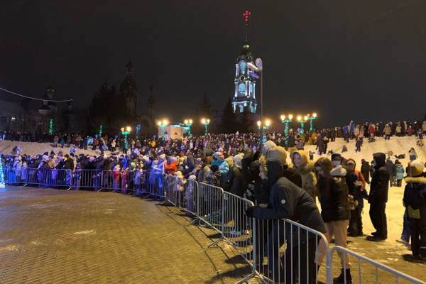 Тысячи тамбовчан наблюдали за праздничным салютом на площадях города