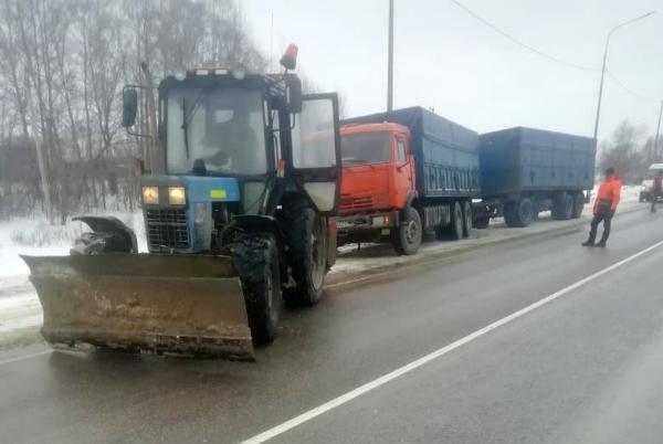 В Тамбовской области помогли водителю грузовика, съехавшему в кювет