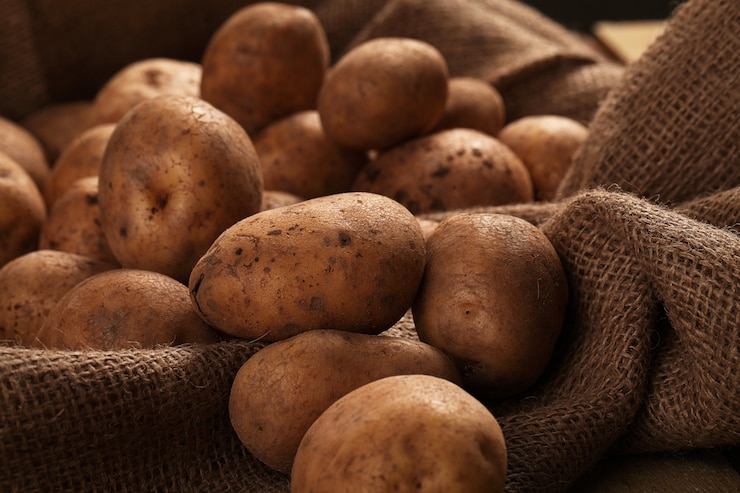 Доктор наук предупредил об опасности употребления прошлогоднего картофеля