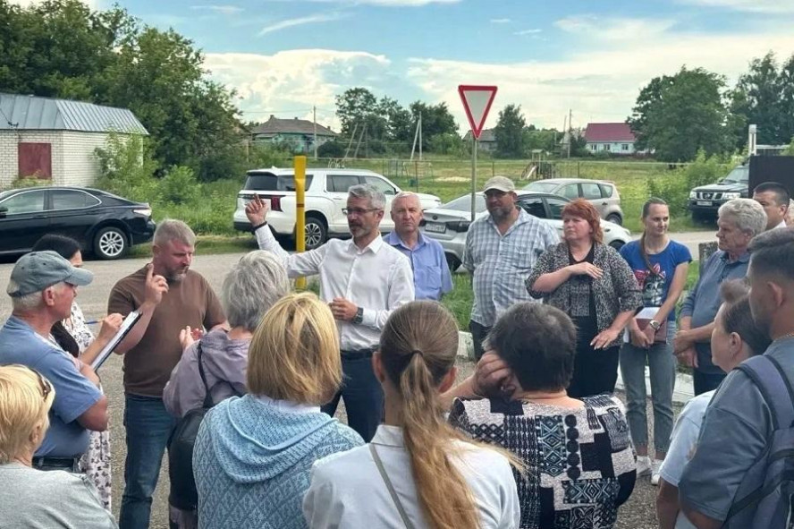 Жители Лысых Гор и Козьмодемьяновки обсудили с главой округа проблемы здравоохранения и дорог