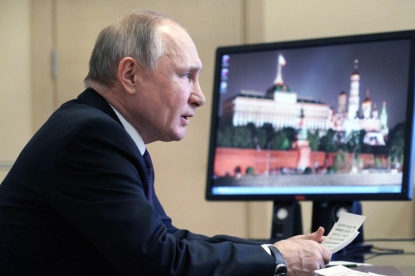 Президент призвал российский бизнес направлять ресурсы "в дом"