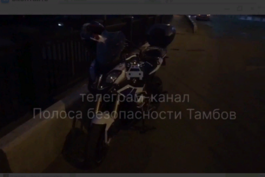 На Октябрьском путепроводе перевернулся мотоцикл: есть жертвы