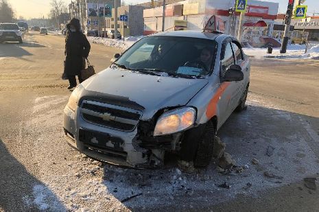 В Тамбове водитель "Весты", проскочив на красный, врезался в учебный автомобиль