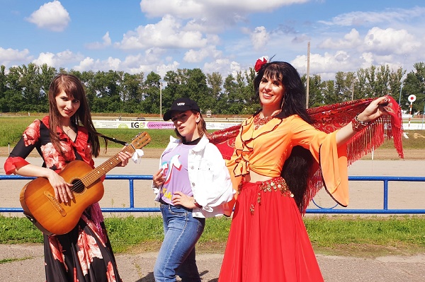 Народный ансамбль "В Мире Танца" открыл праздник на тамбовском ипподроме