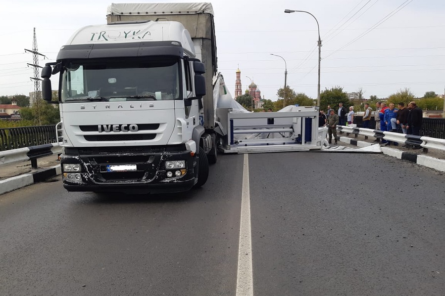 Рухнувший на мосту груз на Рассказовском шоссе блокировал дорогу
