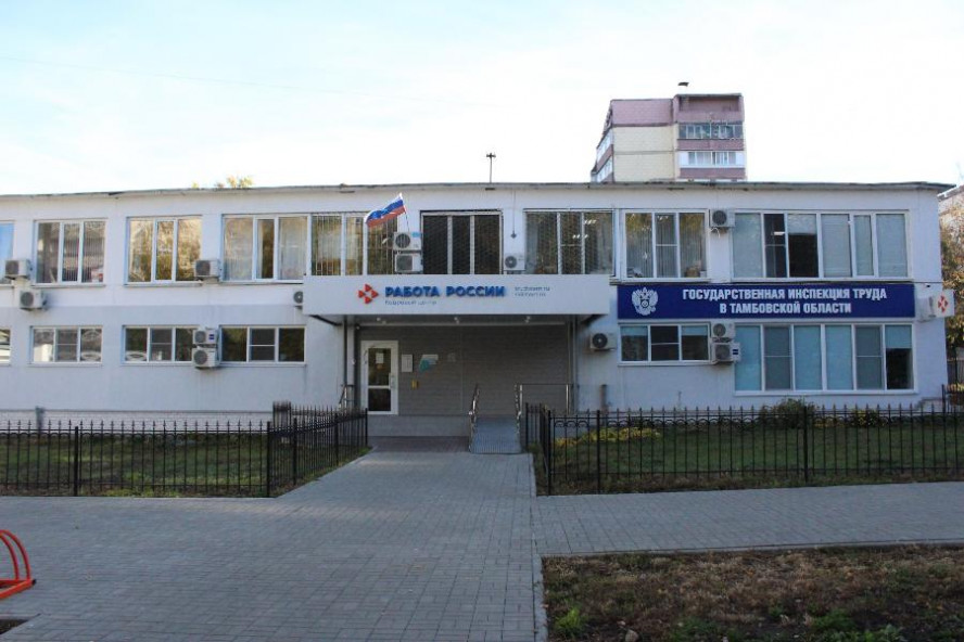В Тамбове машинист автокрана упал с высоты и получил тяжёлые травмы