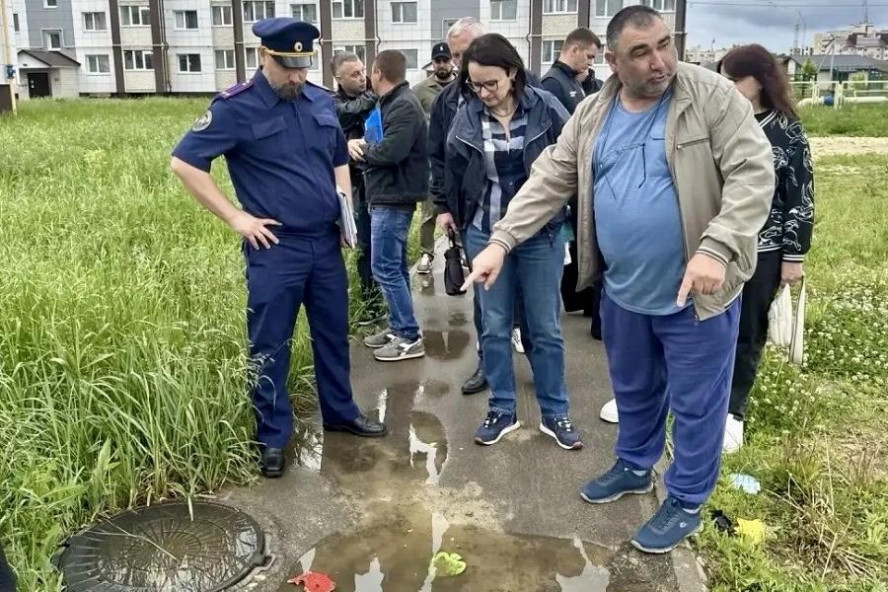Жители улицы Лучезарной просят решить проблему с огромной лужей во дворе