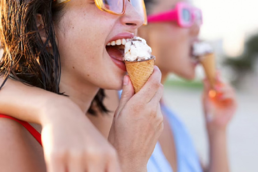Гастроэнтеролог объяснила, почему в жару нельзя есть мороженое