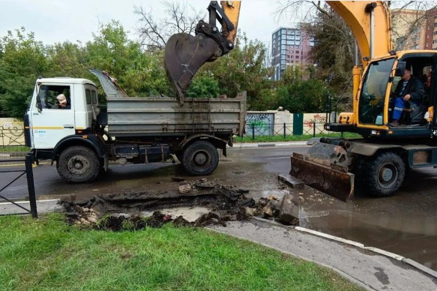 В центре Тамбова, в районе "Кристалла", устранили течь на водоводе