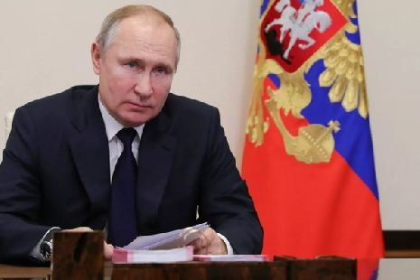 Президент пообещал, что россиян не будут удерживать от поездок за границу