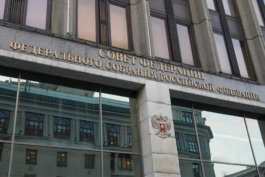 Совет Федерации одобрил повышение штрафов за непропуск машины с "мигалкой"