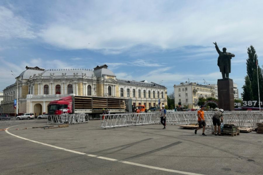 В Тамбове устанавливают сцену, привезенную из Москвы с Красной площади