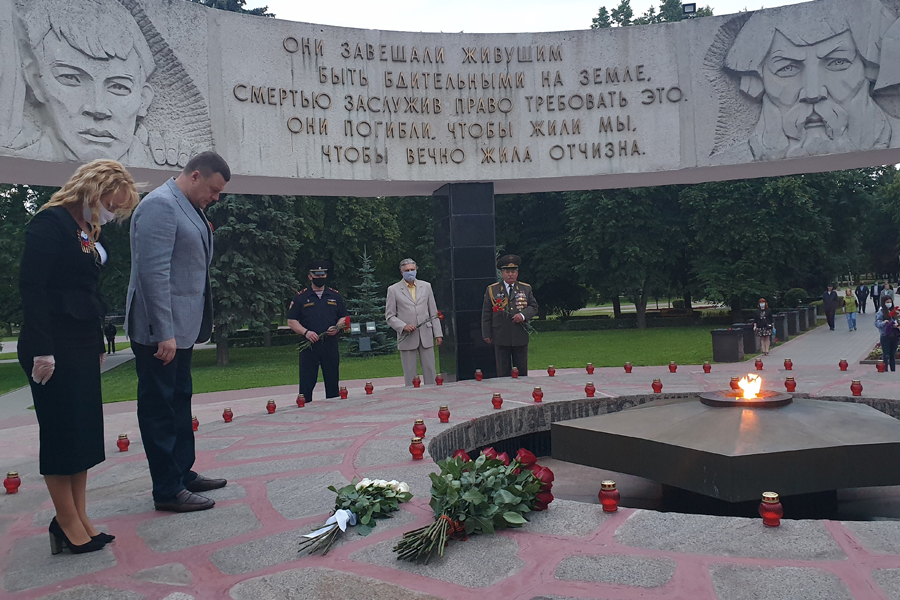 Губернатор Александр Никитин зажег свечу памяти у Вечного огня
