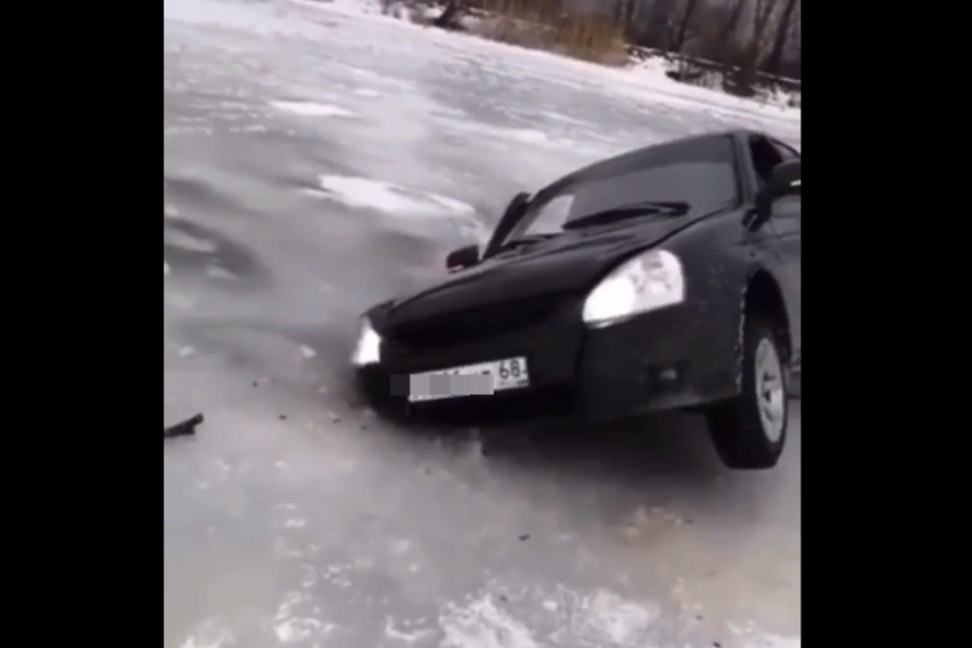 В Тамбовской области на реке Цна легковушка провалилась под лёд