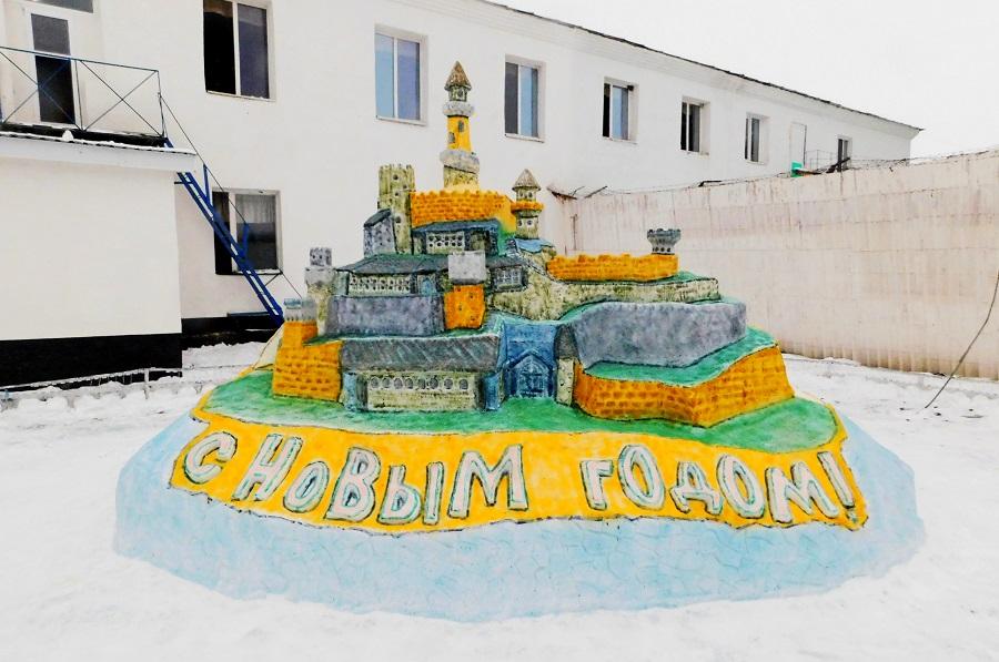 Тамбовские заключенные сделали скульптуры изо льда и снега