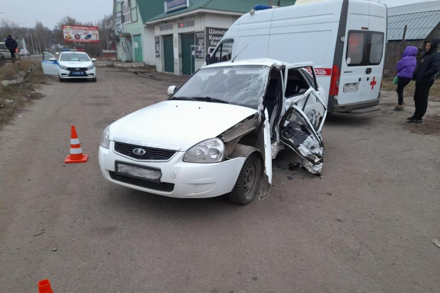 В Кирсанове водитель "Приоры" врезался в столб: двое в больнице