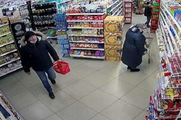 В Тамбове разыскивают мужчину, воровавшего алкоголь в супермаркете