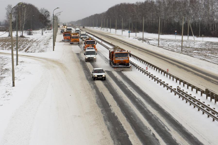 На трассах в Тамбовской области дорожники ликвидируют последствия снегопада