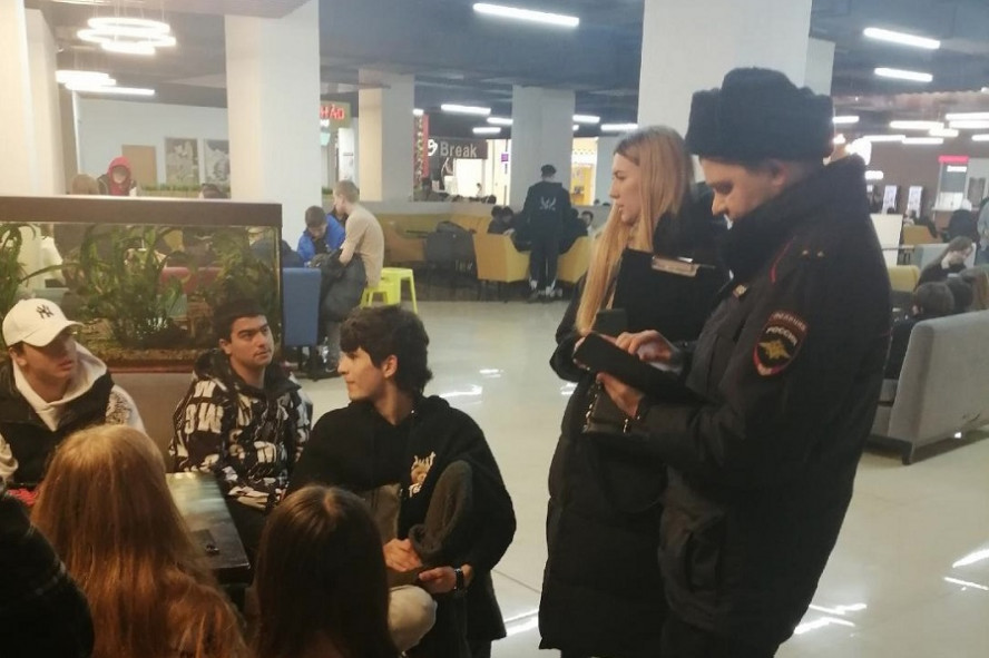Полицейские провели профилактические беседы с подростками в ТРЦ Тамбова