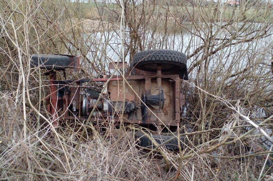 Самодельный трактор перевернулся в кювет в Жердевском районе