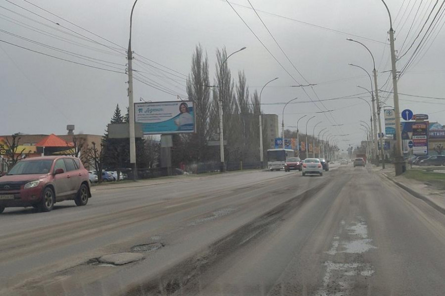 Тамбовчане из-за огромных ям и выбоин называют дорогу на улице Советской "порталом в ад"