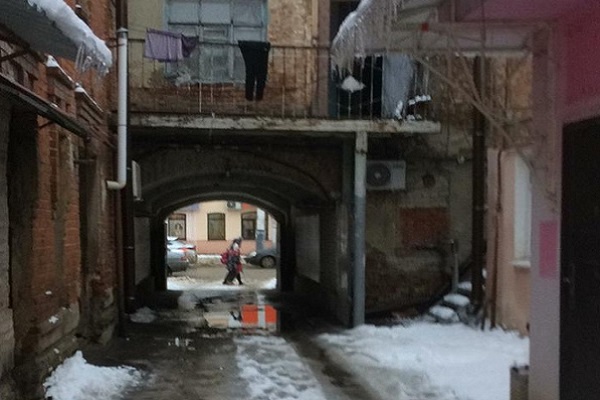 В Тамбове на улице Носовской подвалы домов заливает водой