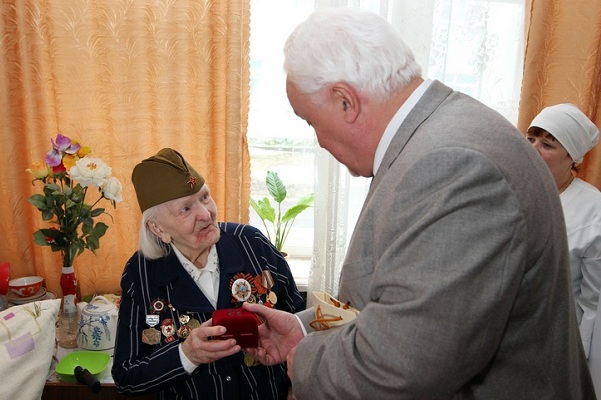 Ветеранам дома-интерната подарили сувенирные часы с символикой Великой Победы