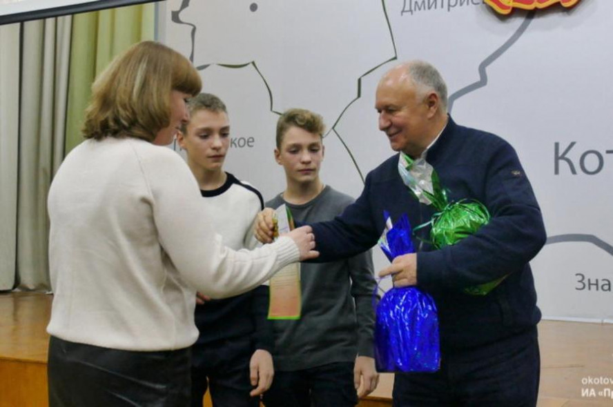 В преддверии Нового года глава Котовска Алексей Плахотников вручил подарки 122 одаренным детям