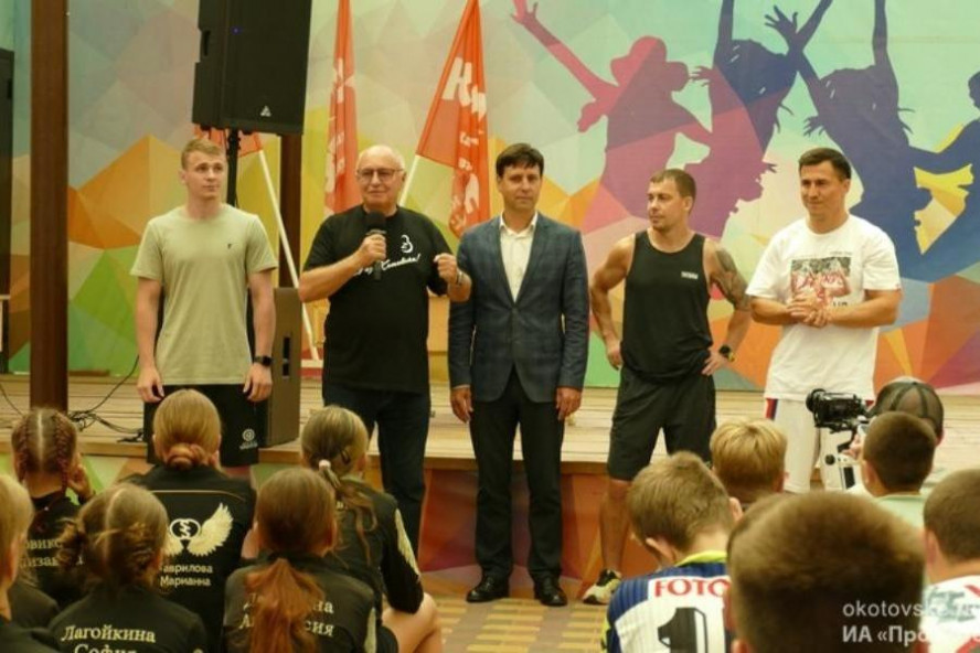 Олимпийский чемпион Роман Власов открыл "Лето с легендой" в лагере под Котовском