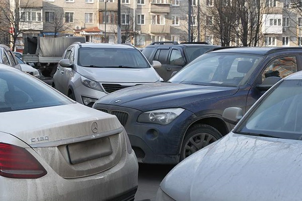 Водителей предупредили о штрафах за неправильную парковку во дворах