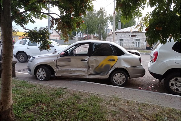 В Тамбове на улице Базарной произошло тройное ДТП